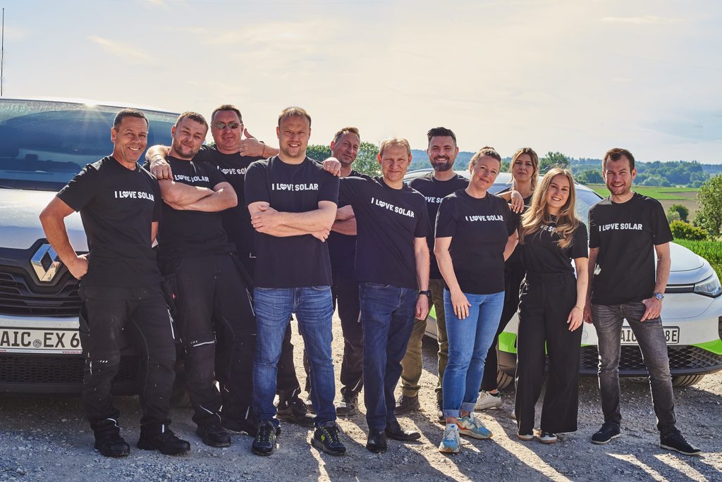 Das Team von enerix Aichach-Friedberg mit Geschäftsführer Christofer Csernik (ganz rechts).